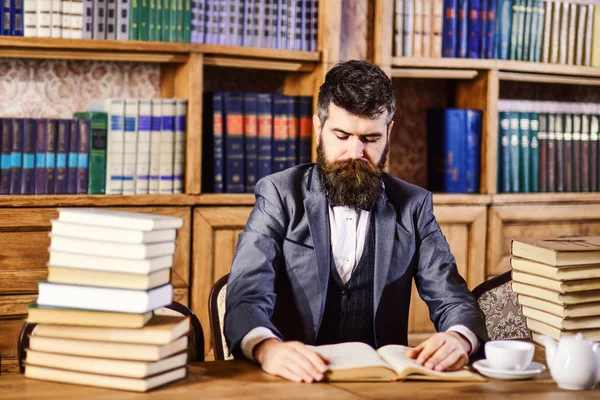 Yenilikçi ve eğitim kavramı. Hipster kitaplığındaki kitap okumak