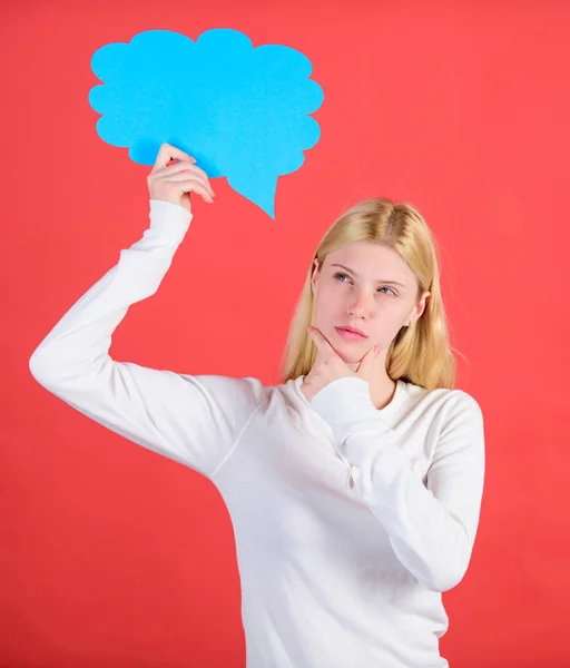 Decisión y pensamientos copian el espacio. Chica con burbuja del habla. Pensamientos de mujer adorable pensativo. Decisión y solución. Resuelve el problema. Lo que tiene en mente. Toma una decisión. Concepto de alusión y alusión — Foto de Stock