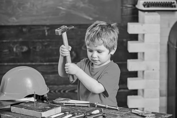 Yürümeye başlayan çocuk meşgul yüzündeki çekiç aracı evde atölye ile oynuyor. Çocuk şirin ve sevimli Oluşturucusu'nu veya repairer oynarken, onarma veya handcrafting. Çocuk Çocuk tamirci oynamak. Handcrafting kavramı