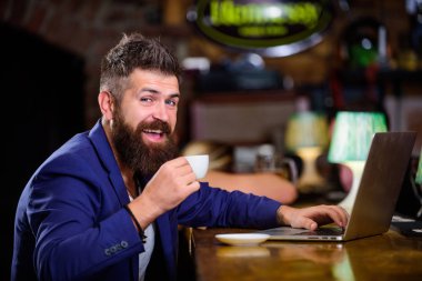 Sörf internet. Adam işadamı sit pub dizüstü bilgisayar ve kahve sakallı. Serbest yarar. Yöneticisi iş online sırasında kahve keyfini çıkarın. Online iş. Hipster freelancer iş online blog defter