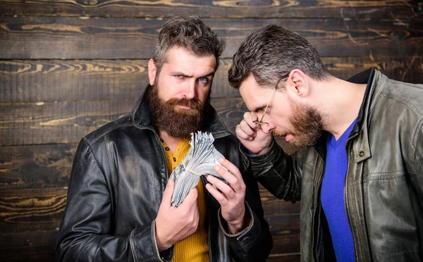 Mannen brute bebaarde hipster slijtage lederen jas en houd van contant geld. Illegale winst en zwart geld. Guy maffia dealer met cash winst. Brutale man heeft contant geld. Maffia bedrijf. Indrukwekkende winst — Stockfoto