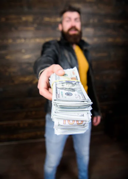 Mann brutal bärtigen Hipster tragen Lederjacke und halten Bargeld. illegaler Profit und Schwarzgeld. Mafia-Dealer mit Bargeldgewinn. Mann gibt Bargeld Schmiergeld. Reichtum und Wohlbefinden. Mafia-Geschäft — Stockfoto