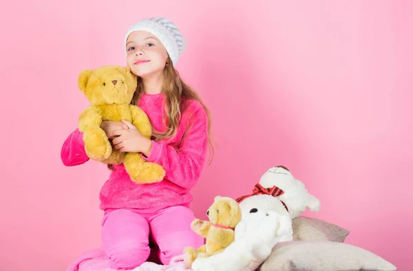 Adjuntos únicos a los animales de peluche. Niño niña pequeña juguetona celebrar peluche oso de peluche juguete. Los osos de peluche mejoran el bienestar psicológico. Niño niña jugar con juguete suave osito de peluche rosa fondo — Foto de Stock