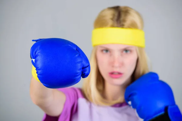 Meisje leren hoe zich te verdedigen. Vrouw uit te oefenen met bokshandschoenen. Boksen sport concept. Cardio boksen oefeningen om gewicht te verliezen. Vrouwelijkheid en kracht evenwicht. Bokshandschoenen van vrouw geniet van training — Stockfoto