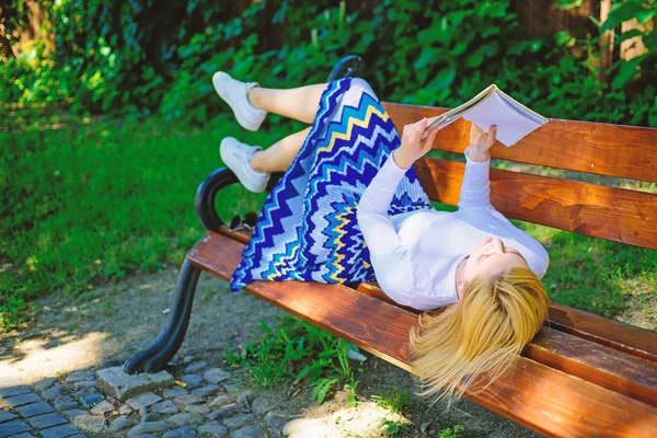 La mujer pasa el ocio con el libro. Tiempo para la auto-mejora. A la señora le gusta leer. Chica leyendo al aire libre mientras se relaja en el banco. Chica laico banco parque relajante con libro, fondo verde naturaleza —  Fotos de Stock