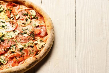 Kırmızı soslu ve çıtır çıtır kenarlı yemekleri çıkar.