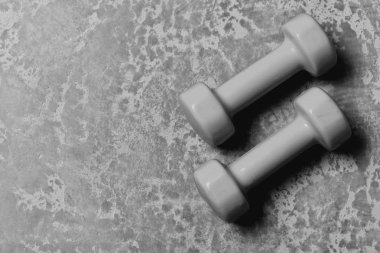 Halterler hafif. Parlak yeşil plastikten yapılmış dambıllar