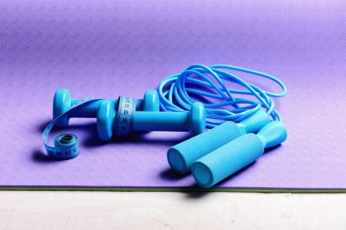 Barbell ve ip atlama ölçü birimi teyp rulo ile bağlı.