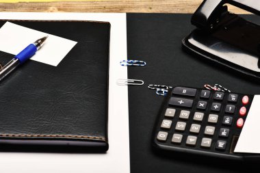 Siyah beyaz arka planda ofis araçları, yakın