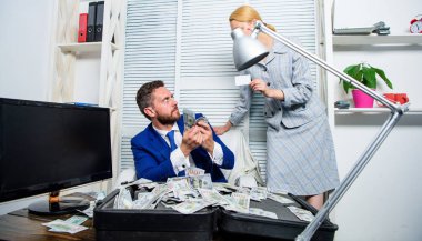 Banka hesabı oluşturun. Adam iş sahibi ofis para yığını oturup. Banka asistanı plastik kart sunuyor. Kredi kredisi ve nakit kavramı. Nakit banka müşterisi olan bir işadamı. Ofis yöneticisi banka kartı tutun