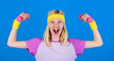 Tonda vücut nasıl edinilir. Yeni başlayanlar fitness egzersizleri. Kadınlar için fitness üst vücut egzersiz. Fitness kavramı. Kız ile halter egzersiz. Fitness eğitmen tutun küçük halter mavi arka plan