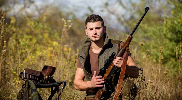 Hombre con equipo de caza de rifles fondo de la naturaleza. Equipo de caza y medidas de seguridad. Prepárense para cazar. Lo que debe tener mientras caza entorno natural. Concepto de rifle de recarga — Foto de Stock