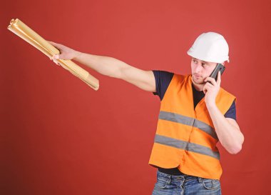 Müzakere kavramı. Dostum, kask içinde mimar inşaat telefon, kırmızı zemin üzerine denetlemektedir. Mühendis, mimar, Oluşturucu meşgul yüzündeki konuşuyor Smartphone cep telefonu ile ayrı tutma planları, kopya alanı ise