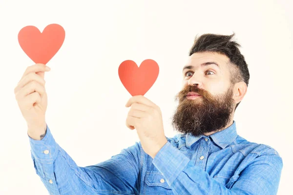 Hombre con barba y cara de beso sostienen corazones rojos —  Fotos de Stock