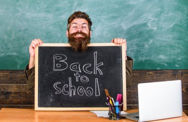 Öğretmen ya da okul asıl memnuniyetle blackboard yazıt ile okula geri. Tekrar hoş geldiniz. Eylül ayında yeni öğretim yılı başlıyor. Öğretmen eğitim kurumu girmek için yeni öğrenciler ağırlıyor