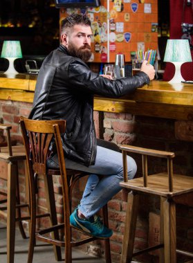 Sakallı adam karanlık barda boş zaman harcamak. Acımasız hippi rahatlatıcı. Hafta sonu bir yaşam tarzı. Sakallı adam oturup sayaç pub bar adam. İçki yemek ve eğlenceli pub harika bir yer. Barda rahatlatıcı hipster