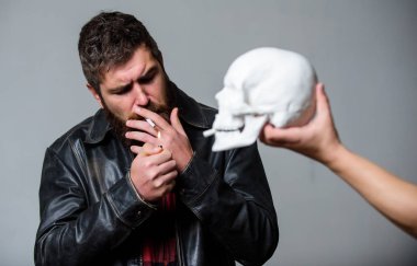 Nikotin sağlık yok. Zararlı alışkanlıklar. Sigara zararlı olduğunu. Tütün Sigara içmeyi alışkanlık vücudunuza zarar getir. Sigara sağlık zarar ve ölüm. Adam duman Sigara insan kafatası sembolü ölüm yakın