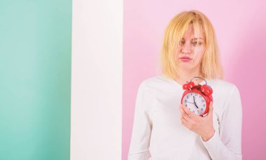 Bir daha korkunç uyanış. Sağlığa zararlı uyku eksikliği. Oversleeping yan etkileri çok fazla zararlı uyuyor. Kız uykulu tousled saç tutar Çalarsaat uyandım. Yaşam üzerindeki etkileri kötü uyku alışkanlıkları