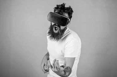 Vr gözlüklü öğrenin gitar müzik çalmak. VR müzisyen kavramı. Hipster gitarist hevesli yüzündeki modern teknoloji eğlence için kullanın. Vr gözlük, yeşil arka planda sakallı