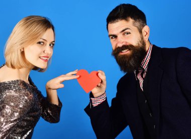Erkek sevgisi kız arkadaşı ile paylaşır. Kız ve sakallı adam