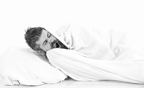 Concepto de ocio de fin de semana. Hombre con cara de bostezo —  Fotos de Stock