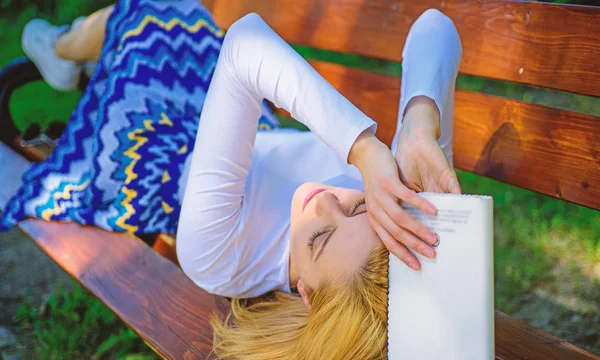 Probeer te onthouden. Saai literatuur. Vrouw vermoeid gezicht nemen breken ontspannen in de tuin leesboek. Meisje lag Bank ontspannen met boek groen achtergrond. Lady student lezen saai literatuur buitenshuis — Stockfoto