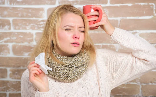 Mädchen halten Teetasse und Taschentuch in der Hand. laufende Nase und andere Erkältungssymptome. Trinken Sie viel Flüssigkeit, die wichtig ist, um eine schnelle Genesung von der Kälte zu gewährleisten. Trinken Sie mehr Flüssigkeit, um Erkältungen loszuwerden. Mittel gegen Erkältung und Grippe — Stockfoto