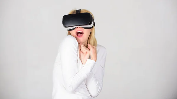 Egy nő virtuális valóság headset-et használ. Egy virtuális szemüveges személy repül a szobában. Csinos nő játszik játék virtuális valóság szemüveg. Virtuális valóság headset. — Stock Fotó