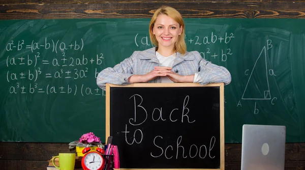 Njuter Universitetsliv. Hemundervisning. lycklig kvinna. lärare med väckarklocka på blackboard. Tid. Tillbaka till skolan. Lärare dag. kvinna i klassrummet. Studera utbildning. Modern skola. Kunskap dag — Stockfoto