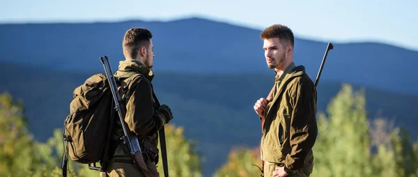 Vriendschap van mannen jagers. Militaire uniform mode. Leger. Camouflage. Jachtvaardigheden en wapen apparatuur. Hoe Draai jacht in hobby. De jagers van de man met geweer pistool. Het kamp van de laars. Leuk jagers — Stockfoto