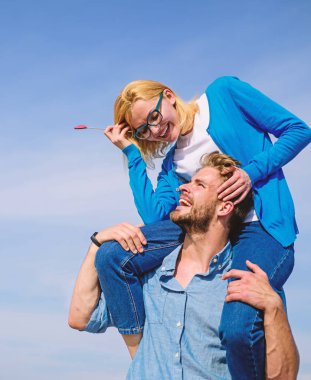 Adam kız arkadaşı omuzlarında, gökyüzü arka plan taşır. Kadın mükemmel romantik tarih tadını çıkarın. Çift mutlu Tarih birlikte eğleniyor. Pastoral Tarih kavramı. Aşık çift mükemmel tarih güneşli günler