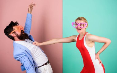 İki aşık. İlişkiler. Mutlu erkek ve kadın dostluğunu. Kalça