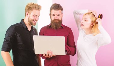 Genellikle iş arkadaşlarınızla rahatsız edici ve disiplin sistemi kırma unpunctual insanlar. Nasıl her zaman zamanında olmak. Senin dakiklik üzerinde çalışıyorum. Kız erkek laptop ile çalışırken saç fırçalama. Dakiklik ve zamanlama