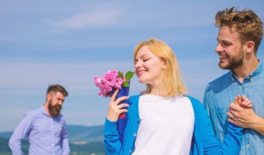 Yeni aşk. Ortak kız izlerken mutlu aşk ilişkileri başlar. İki aşık açık güneşli bir gün, gökyüzü arka plan çıkıyor. Arka plan üzerinde kıskanç kocası. Çiçek buketi romantik tarih ile çift