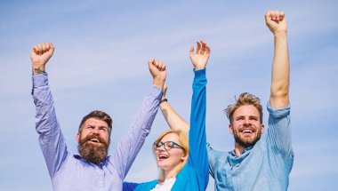 Şirket mutlu meslektaş ofis çalışanları özgürlük Cuma akşamı, gökyüzü arka plan tadını çıkarın. Formal giyim ve kız sakallı erkekler çalışma hafta bitmiş. Çalışanların özgürlük hissi tadını çıkarın. Özgürlük kavramı