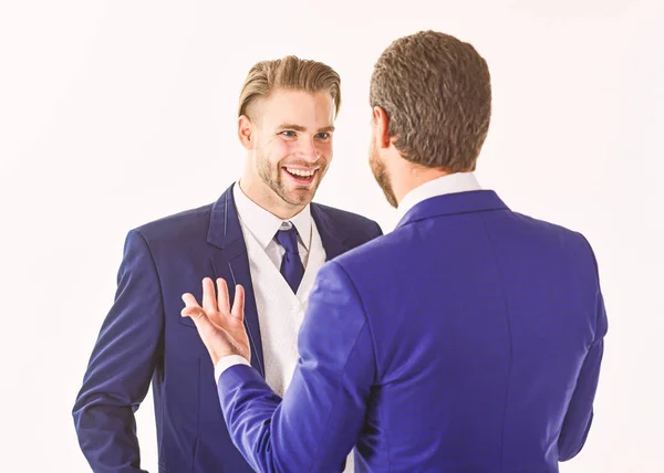 Homme au visage heureux en costume écoutant son partenaire d'affaires . — Photo