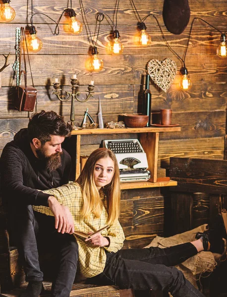 Familia pasar la noche agradable con libros, fondo interior. Chica y el hombre en caras tranquilas libro de lectura en un ambiente cálido. Concepto de noche conmovedor. Padre inculca amor a los libros para su hija — Foto de Stock