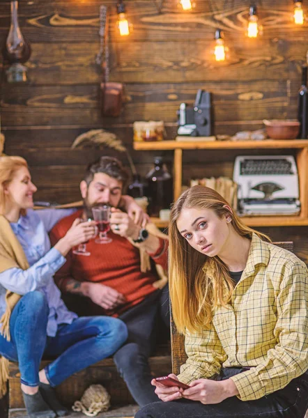 Los padres se divierten mientras que el niño con la cara solitaria se sienta solo, concepto de brecha de generación. Adolescente información de navegación en Internet con el nuevo gadget. Chica charlando en línea en lugar de comunicación de la vida real —  Fotos de Stock