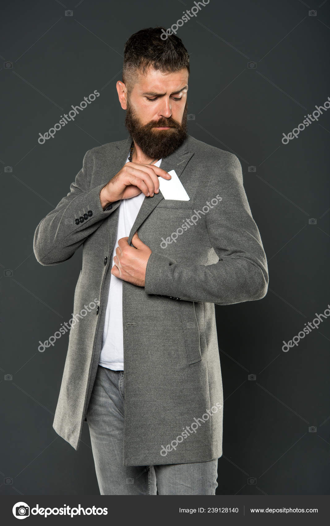 Homme d\u0027affaires avec carte de crédit. Brutal homme à la