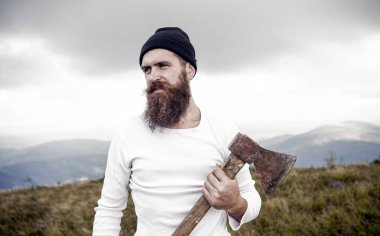 Sakallı bulutlu gökyüzü ile dağda balta tutar