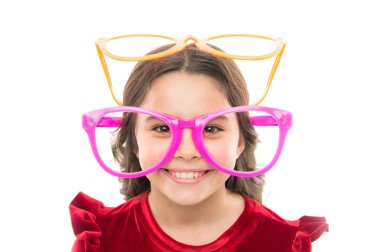 Mutlu küçük çocuk portresi. Doğum günü partisi. Küçük kız parti gözlük. küçük kız tebrik yaz. Çocukluk ve mutluluk. Çocuk günü. Çocuk moda ve stil. Genç Moda uzmanı