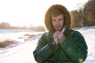 Kışın, doğa seyahat adam. Sıcak giysiler soğuk sezon için. Kış giysileri seksi adam. Kış modası. Yeşil sıcak palto. Mutlu kış tatili. Grip ve soğuk. Dondurulmuş ve mistik