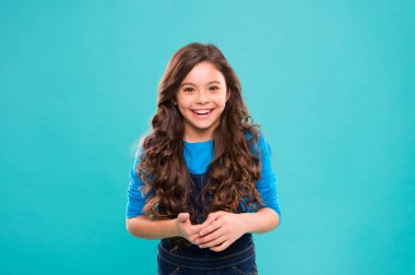 Uluslararası Çocuk Günü. Küçük çocuk modası. Mutlu küçük kız. Güzellik ve moda. Mükemmel saçlı küçük bir kız çocuğu. Çocukluk mutluluğu. Hayatımın en mutlu günü. Tasarımı mükemmel..