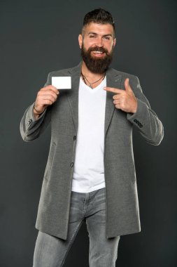 İş moda ve kıyafet. Sakallı adam. Erkek resmi moda. takım elbise'kendine güvenen iş adamıdır. Acımasız adam hipster sakallı. Kredi kartı ile iş adamı. Olgun. başarı ve servet