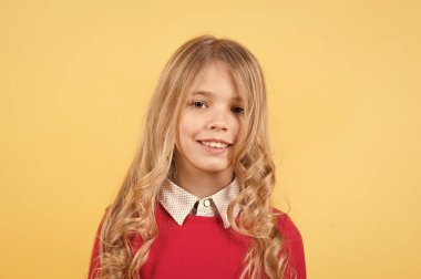 Kız güzel yüzünde gülümseme ile