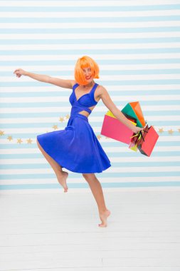 mutlu bir kadın alışverişe. Çılgın kız alışveriş torbaları. Son hazırlıklar. büyük satış alışveriş merkezi. Mutlu online alışveriş. İyi Bayramlar. Moda. Siyah Cuma satış. Giyim Mağazası