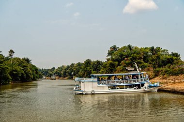 Nehir banka yolcularla birlikte