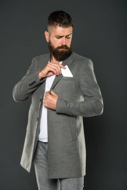 Kredi kartı olan bir işadamı. Hipster sakallı vahşi adam. takım elbiseli kendine güvenen bir işadamı. İş modası ve kıyafet kuralları. Sakallı adam. Erkek resmi moda. Olgun. Para kazanın kolay iş ipuçları