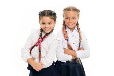 Okul için hazır örgülü kız kardeşler. Okul moda konsepti. Parlak ol. Okul arkadaşlığı. Kardeşlik ilişkisi ve ruh eşleri. Aynı dalgada. Kız öğrenciler resmi okul üniforması giyer
