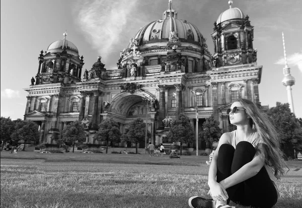 Turista niña pensativo sentado en alemania cerca de la catedral de Berlín. vista de la catedral de Berlín en Alemania con chica sentada. construir el mundo del mañana hoy. viajar por Europa. la vida es impresionante. — Foto de Stock